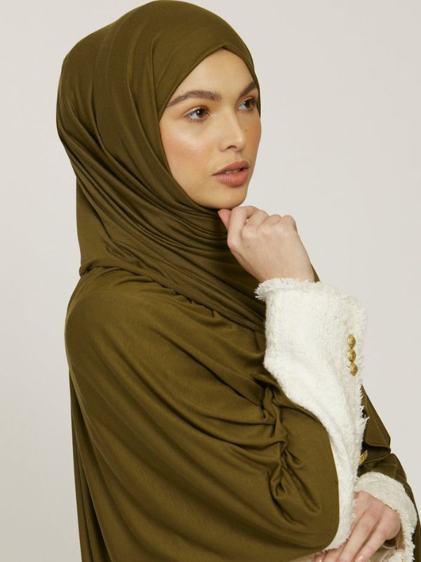 Femme qui porte un voile olive