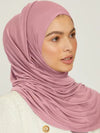 Hijab premium rose porté par une femme