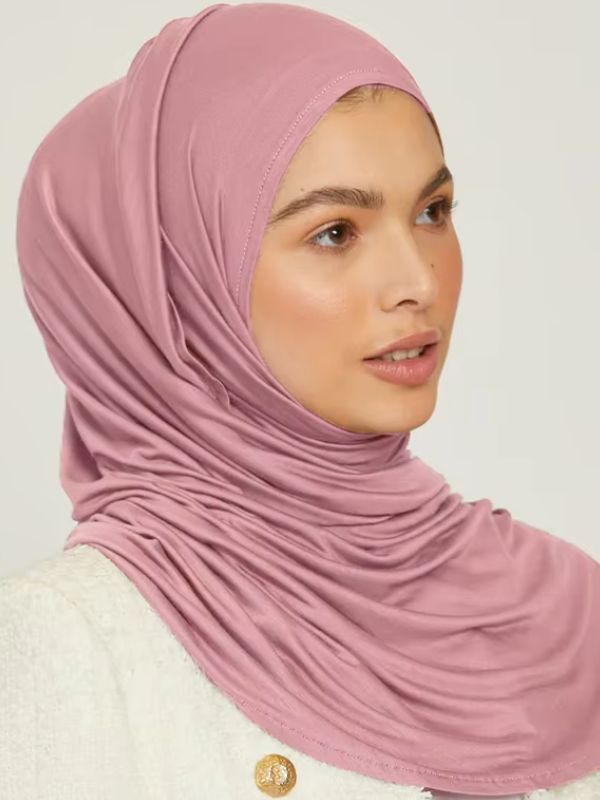 Hijab premium rose porté par une femme