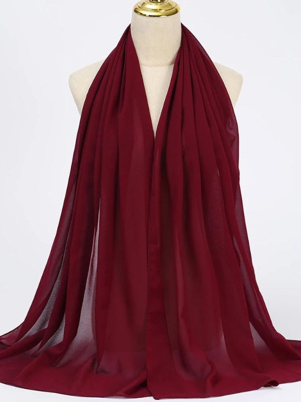 Ce hijab de couleur bordeaux est drapé avec élégance sur un mannequin, mettant en valeur la richesse de sa teinte profonde. Le tissu fluide tombe en plis doux, créant un effet de mouvement subtil et raffiné. Sa couleur bordeaux intense ajoute une touche de sophistication et de charme, idéale pour un look élégant et intemporel. Ce hijab est parfait pour compléter une tenue formelle ou pour apporter une note de couleur riche à un style quotidien