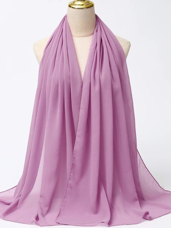 Ce hijab d'un doux violet lilas est délicatement drapé sur un mannequin, mettant en valeur sa couleur pastel apaisante et subtile. Le tissu fluide tombe gracieusement en plis légers, ajoutant une touche de féminité et d'élégance. Idéal pour une tenue décontractée ou une occasion spéciale, ce hijab offre une combinaison parfaite de confort et de style. Sa couleur douce et fraîche apporte une touche de sérénité, idéale pour compléter une garde-robe printanière ou estivale