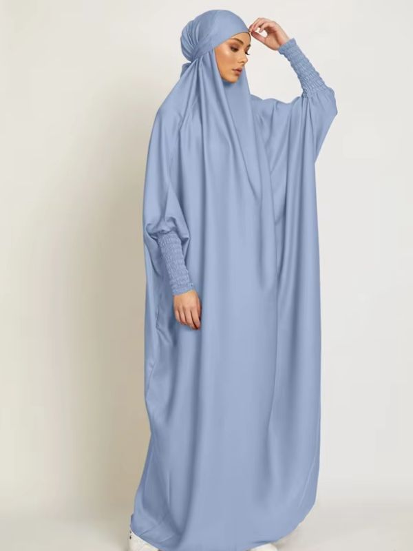 Femme qui porte un jilbab bleu ciel