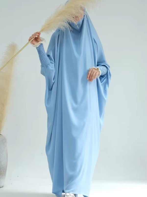 Femme qui porte un jilbab bleu clair