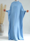 Femme qui porte une robe jilbab bleu clair