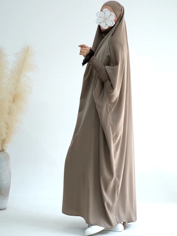 Femme de profil vêtue d&#39;un jilbab khaki