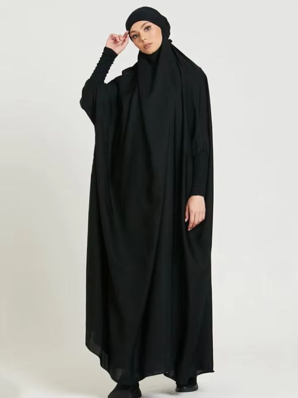 Femme qui porte un jilbab noir