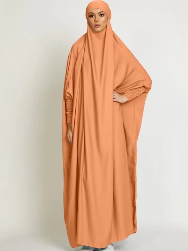 Une femme porte un jilbab orange