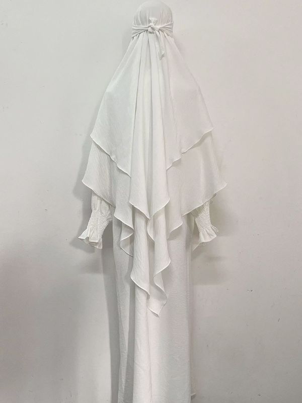Jilbab 2 pièces blanc, robe longue et khimar à deux volants noué à l'arrière, vue de dos