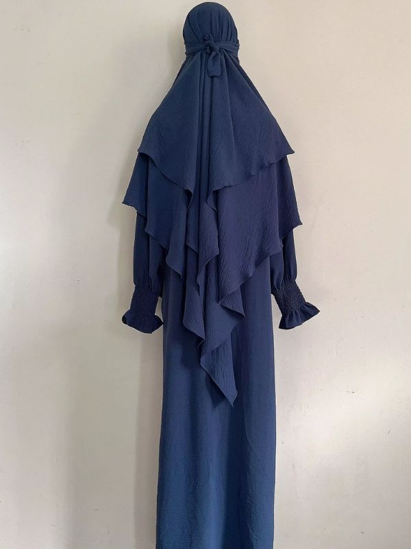 Jilbab 2 pièces bleu acier, robe longue et khimar à deux volants noué à l'arrière, vue de dos