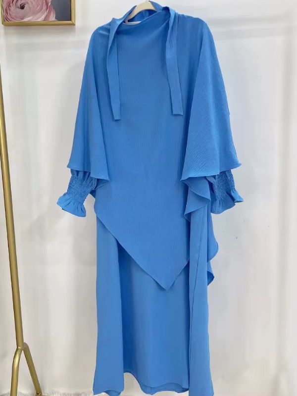 Jilbab 2 pièces bleu azur, robe et khimar à deux volants présentés sur cintre