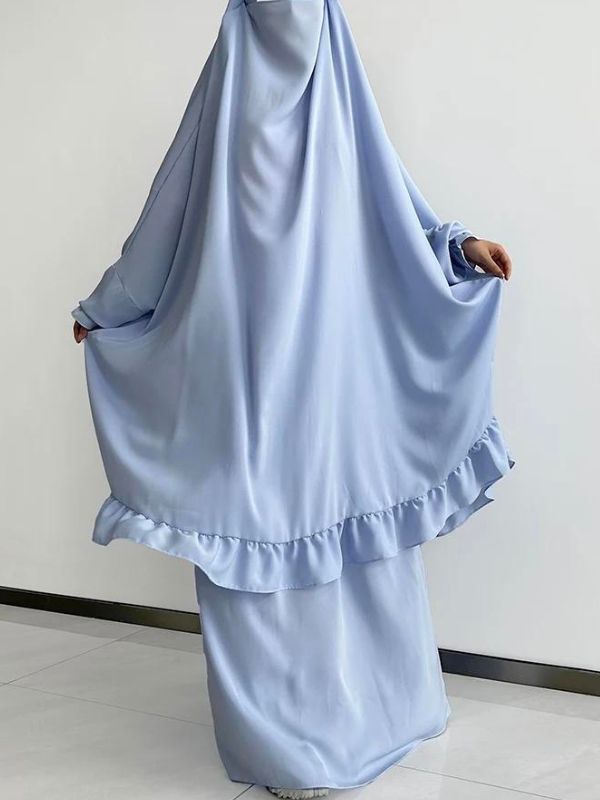 Vue de face d'une femme portant un jilbab deux pièces en bleu ciel