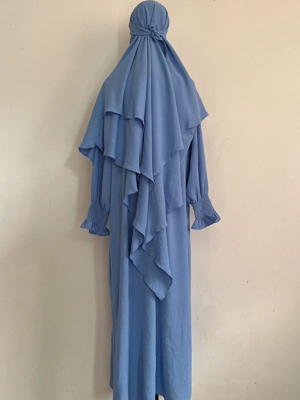 Jilbab 2 pièces bleu clair, robe longue et khimar à deux volants noué à l'arrière, vue de dos