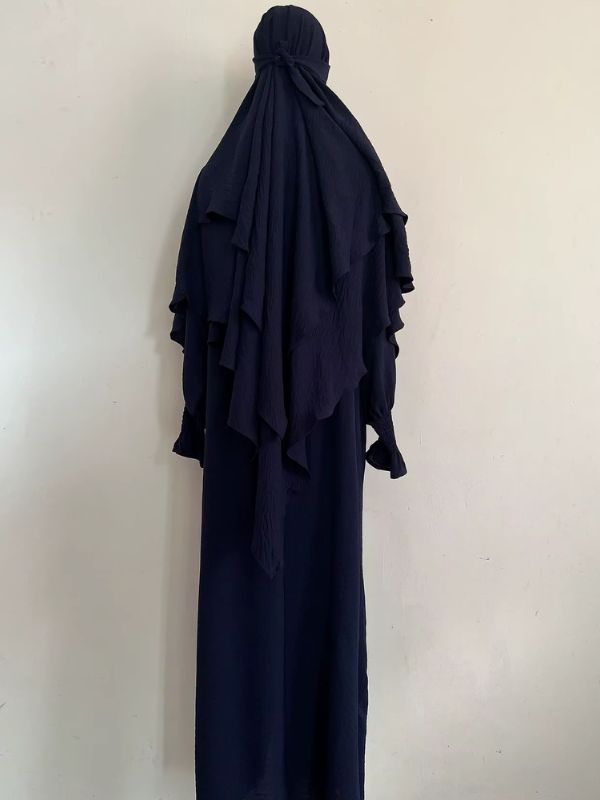 Jilbab 2 pièces bleu marine, robe longue et khimar à deux volants noué à l'arrière, vue de dos