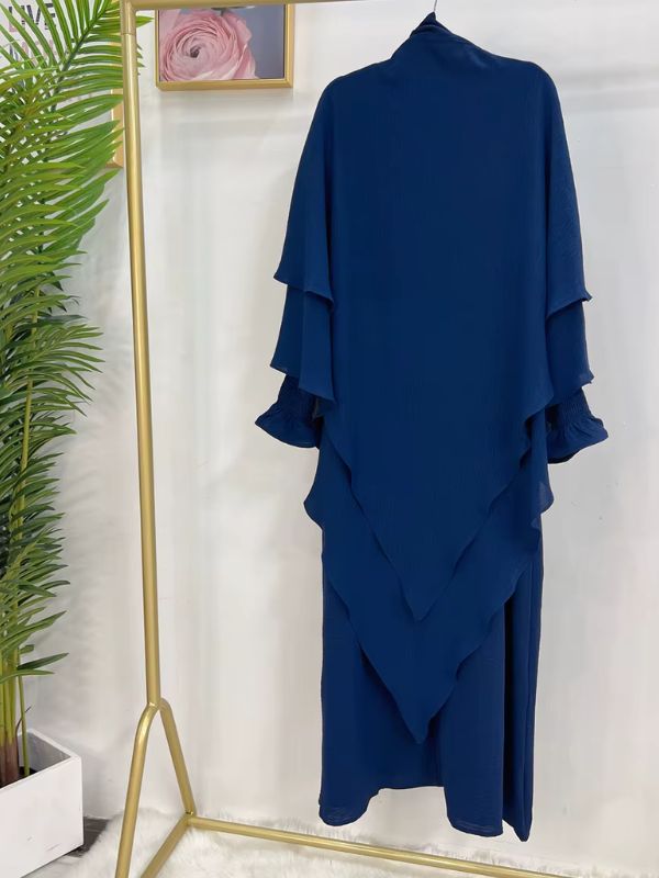 Jilbab 2 pièces bleu roi, robe et khimar à deux volants présentés sur cintre