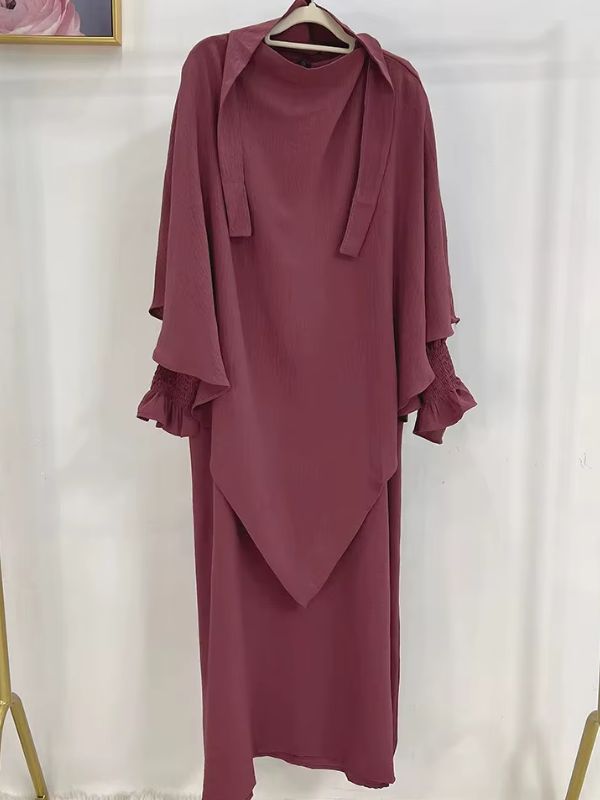 Jilbab 2 pièces bois de rose, robe et khimar à deux volants présentés sur cintre