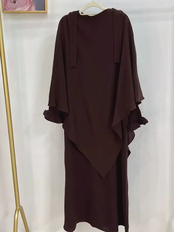Jilbab 2 pièces brun chocolat, robe et khimar à deux volants présentés sur cintre