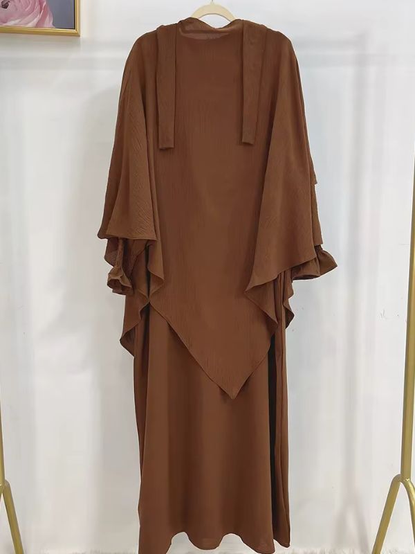 Jilbab 2 pièces brun cuivré, robe et khimar à deux volants présentés sur cintre