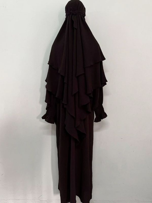 Jilbab 2 pièces brun foncé, robe longue et khimar à deux volants noué à l'arrière, vue de dos