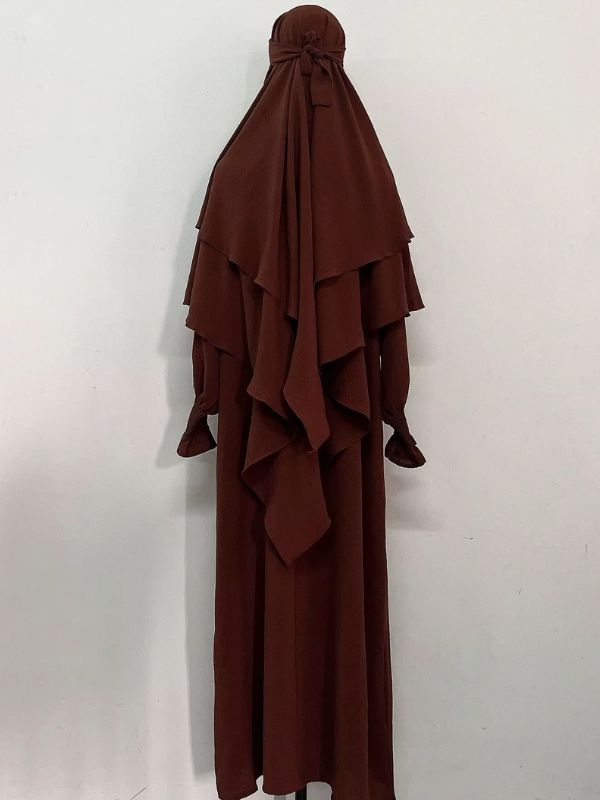 Jilbab 2 pièces brun roux, robe longue et khimar à deux volants noué à l'arrière, vue de dos