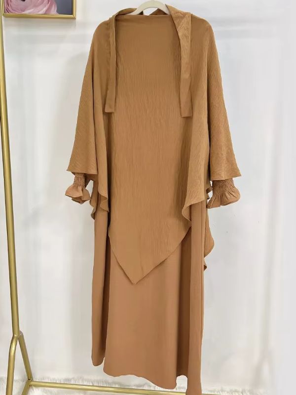 Jilbab 2 pièces camel, robe et khimar à deux volants présentés sur cintre
