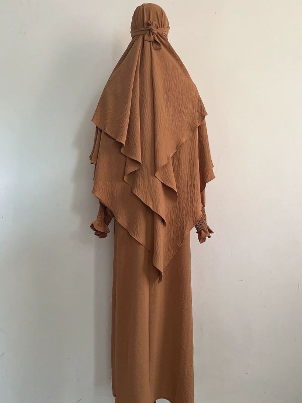 Jilbab 2 pièces caramel, robe longue et khimar à deux volants noué à l'arrière, vue de dos