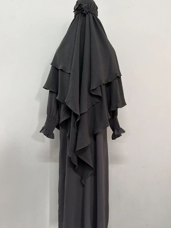Jilbab 2 pièces gris anthracite, robe longue et khimar à deux volants noué à l'arrière, vue de dos