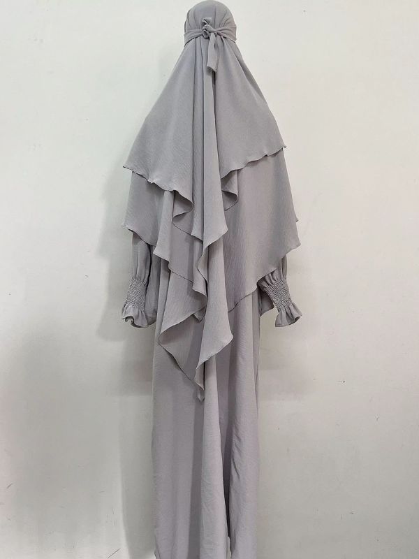 Jilbab 2 pièces gris clair, robe longue et khimar à deux volants noué à l'arrière, vue de dos