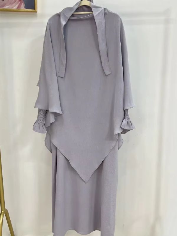 Jilbab 2 pièces gris lilas, robe et khimar à deux volants présentés sur cintre