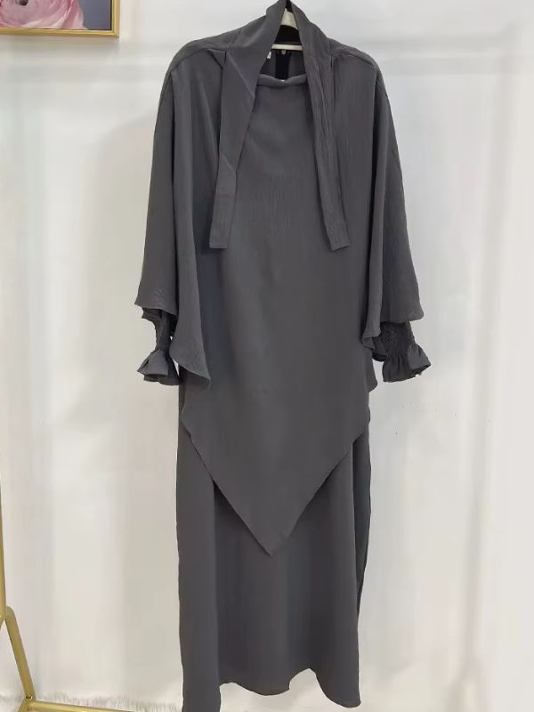 Jilbab 2 pièces gris moyen, robe et khimar à deux volants présentés sur cintre
