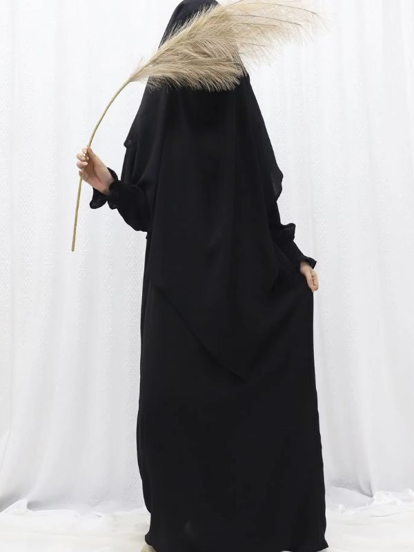 Jilbab 2 pièces noir porté, khimar à deux volants posé sur la tête, vue de face