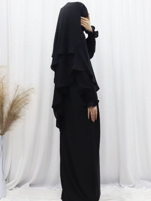 Jilbab 2 pièces noir porté, khimar à deux volants, vue de profil