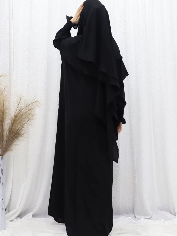 Jilbab 2 pièces noir porté, khimar à deux volants, vue de dos