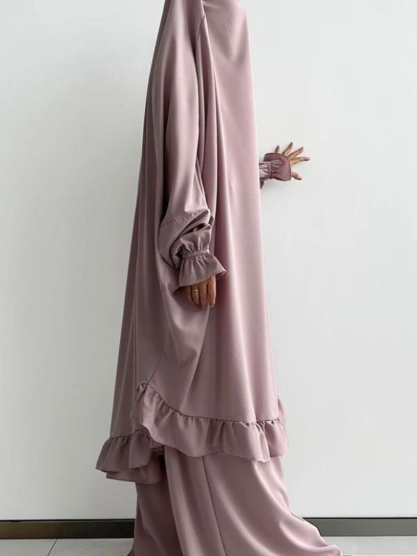 Vue latérale d'une femme portant un jilbab deux pièces rose pâle