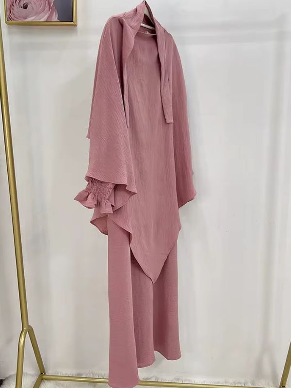 Jilbab 2 pièces rose poudré, robe et khimar à deux volants présentés sur cintre