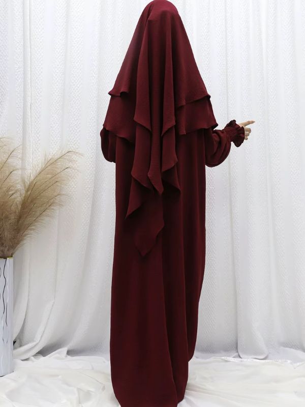 Jilbab 2 pièces rouge bordeaux porté, khimar à deux volants, vue de dos