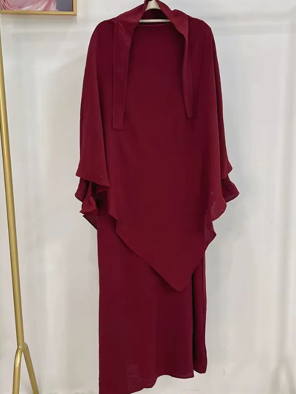 Jilbab 2 pièces rouge bordeaux, robe et khimar à deux volants présentés sur cintre