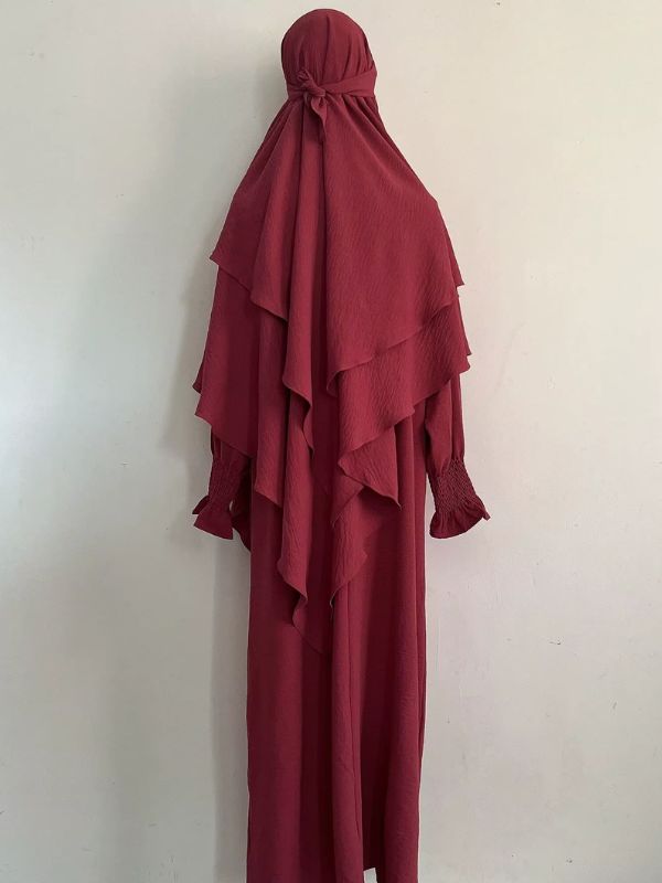 Jilbab 2 pièces rouge framboise, robe longue et khimar à deux volants noué à l'arrière, vue de dos