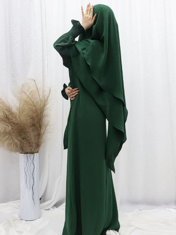 Jilbab 2 pièces vert émeraude porté, khimar à deux volants posé sur la tête, vue de face