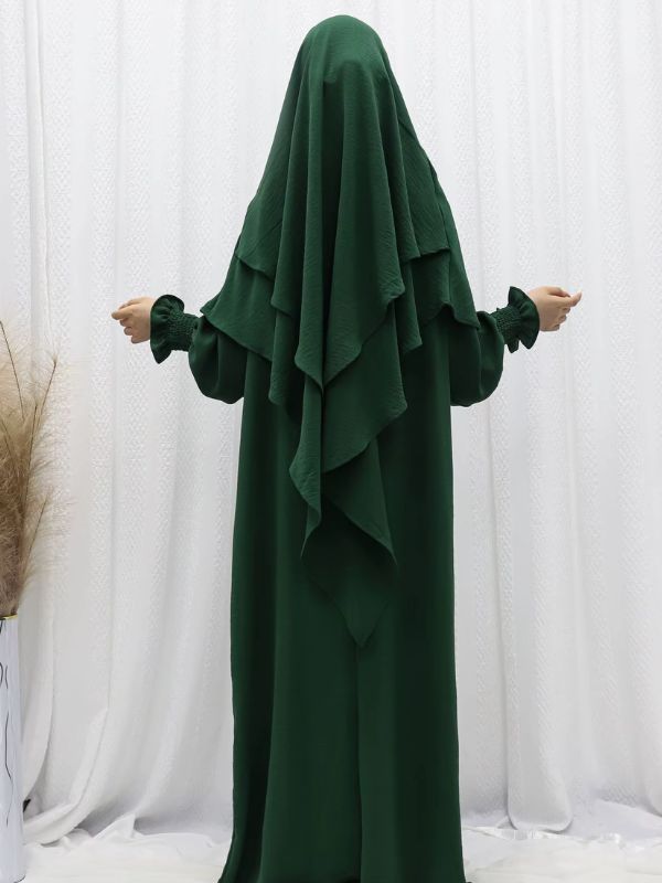 Jilbab 2 pièces vert émeraude porté, khimar à deux volants, vue de dos