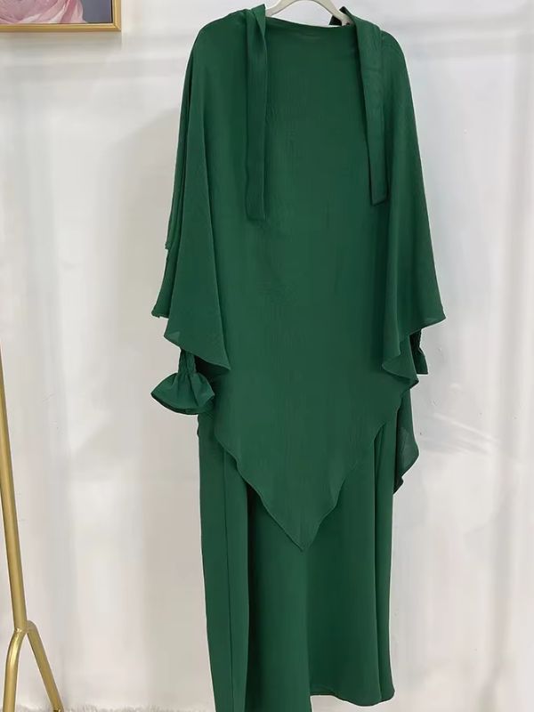 Jilbab 2 pièces vert émeraude, robe et khimar à deux volants présentés sur cintre