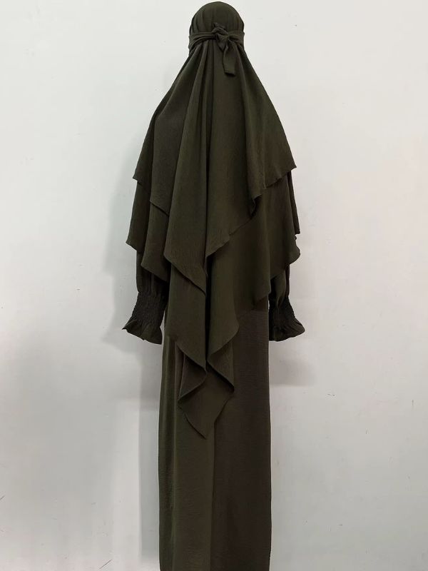 Jilbab 2 pièces vert kaki, robe longue et khimar à deux volants noué à l'arrière, vue de dos