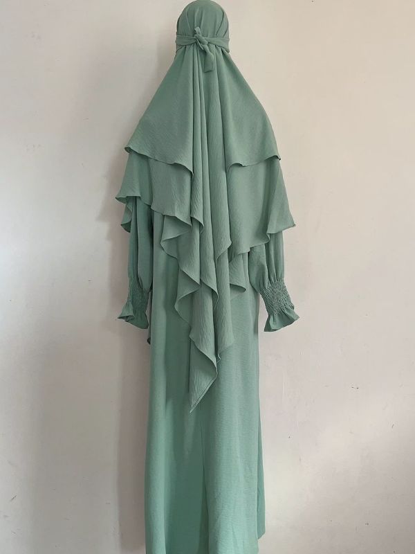 Jilbab 2 pièces vert menthe, robe longue et khimar à deux volants noué à l'arrière, vue de dos