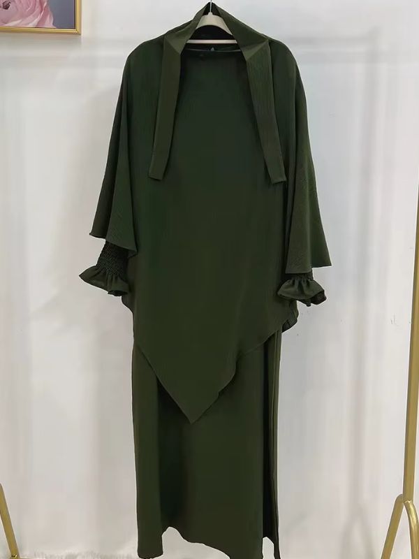 Jilbab 2 pièces vert olive, robe et khimar à deux volants présentés sur cintre
