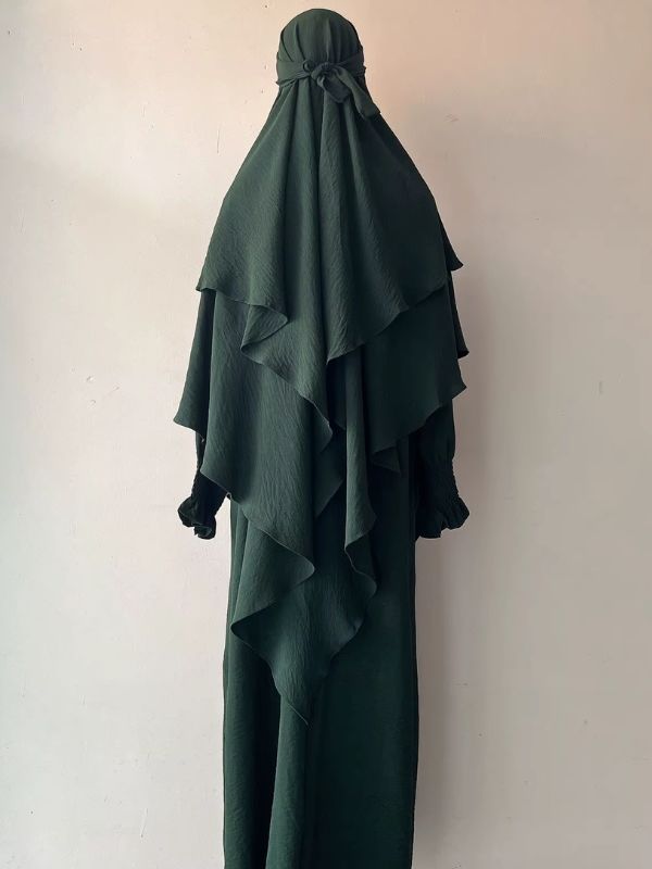 Jilbab 2 pièces vert sapin, robe longue et khimar à deux volants noué à l'arrière, vue de dos