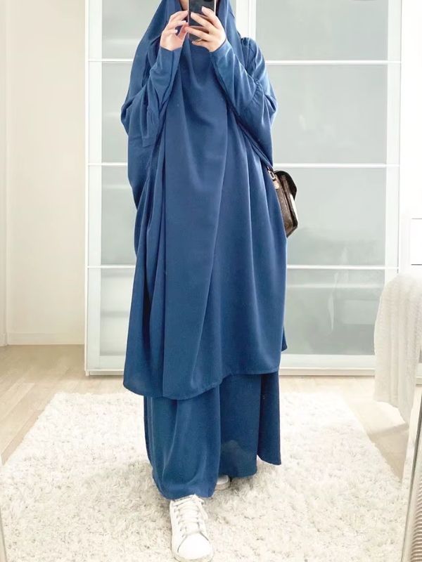Une femme porte un jilbab bleu azur ample
