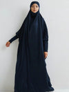 Femme portant un jilbab bleu marine, mettant en avant un style élégant et fluide, tout en offrant une couverture intégrale