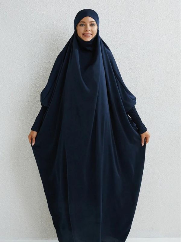 Femme portant un jilbab bleu marine, mettant en avant un style élégant et fluide, tout en offrant une couverture intégrale