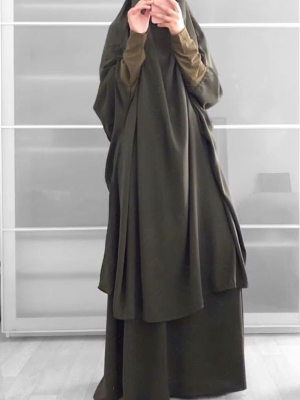 Une femme prend une photo miroir en portant un jilbab vert olive long