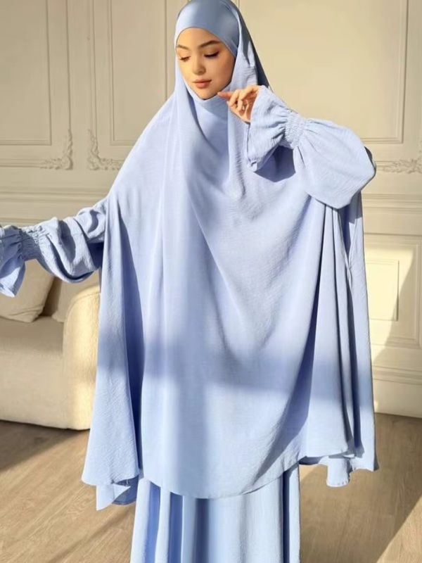 Jilbab femme deux pièces bleu ciel, grand haut à capuche ample, manches larges et jupe longue, vue de trois quarts