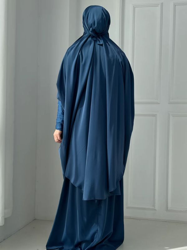 Dos du jilbab femme bleu pétrole, grand haut à capuche noué à l'arrière de la tête, manches ajustées et jupe longue